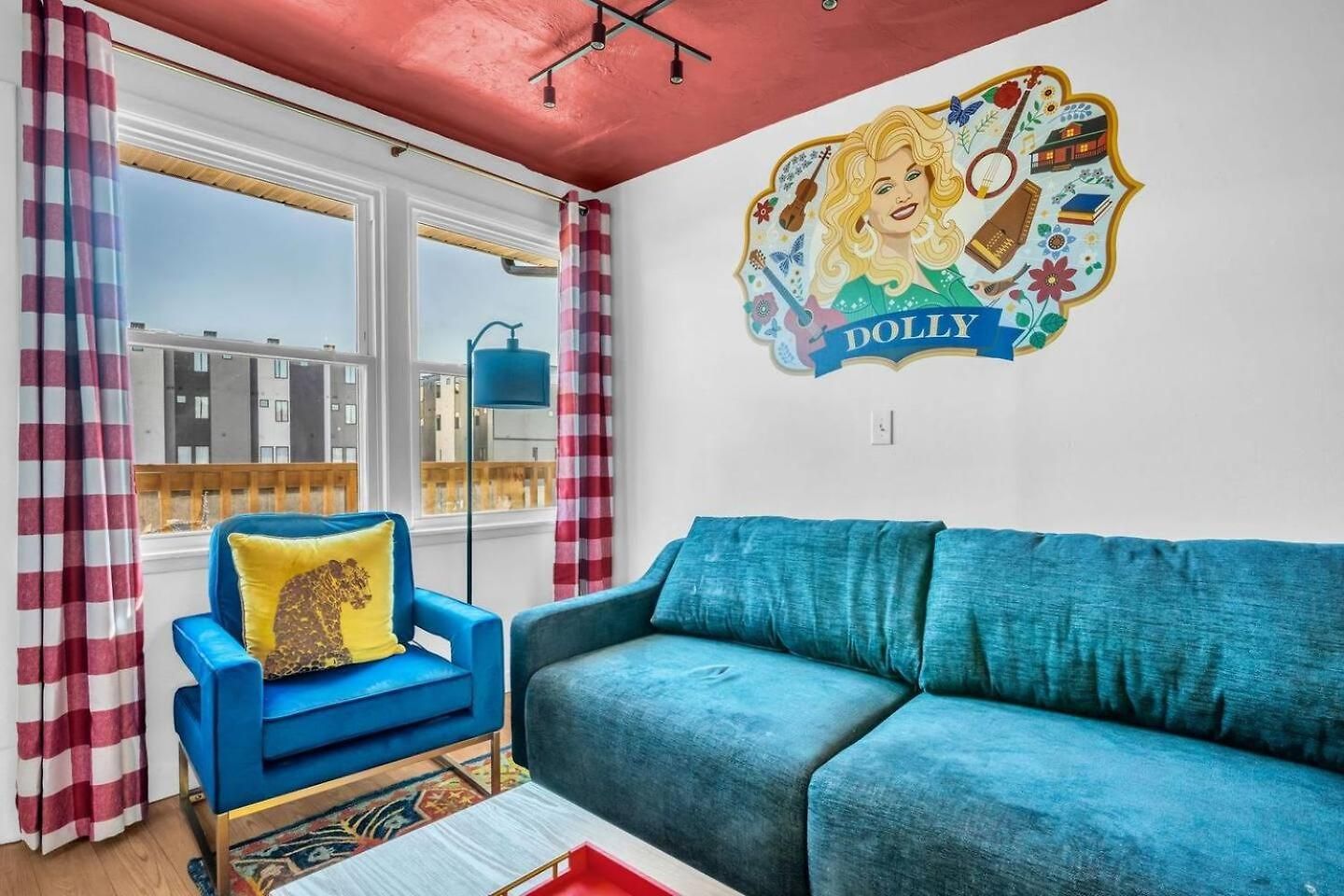 Spacious 2br Downtown | Free Parking Apartment