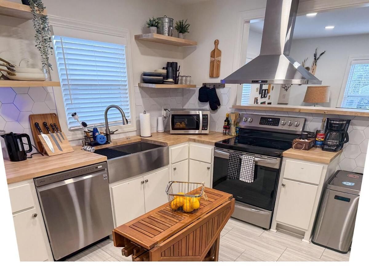 East 2br King Bed Retreat Apartment *