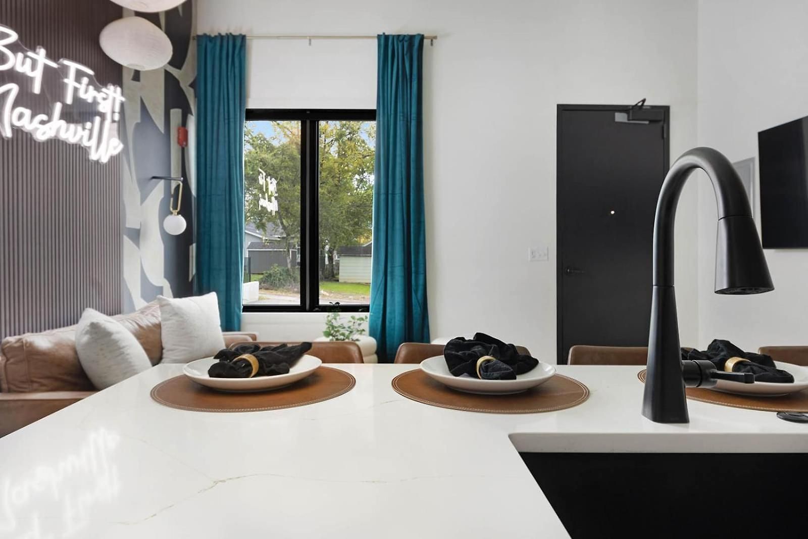 Apartment Kays Hideaway - Stylish Steps To Dining