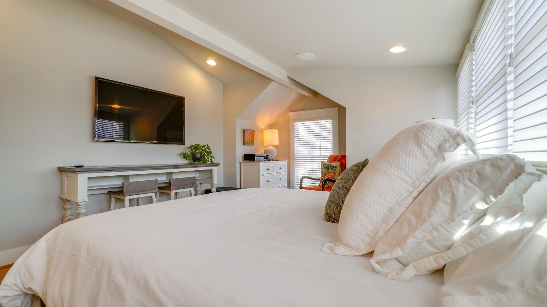 1 Mi To Centennial Park, Couple's West End Retreat *