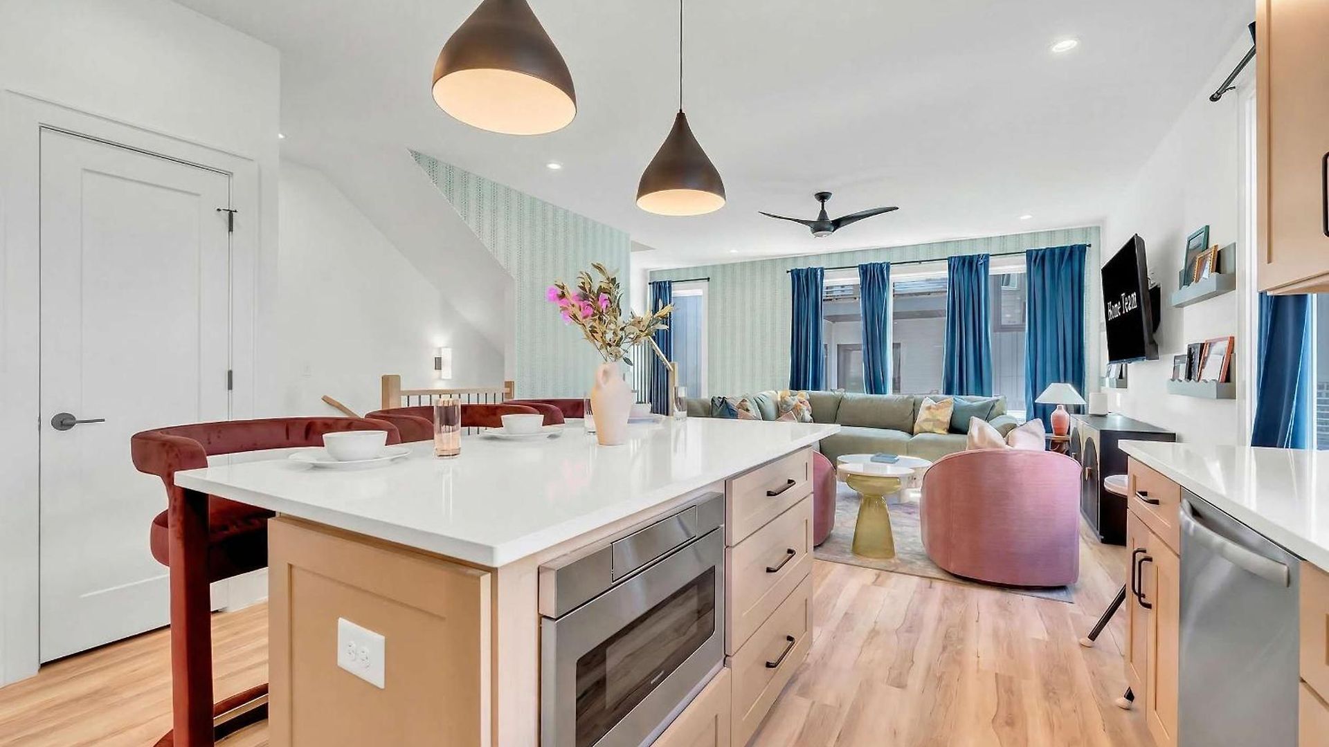 Apartment 4br Getaway - Rooftop Views - Fire Pit *