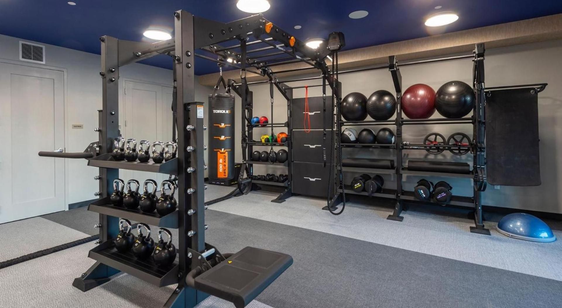Landing Stunning 2bd Gym Pool Nashville