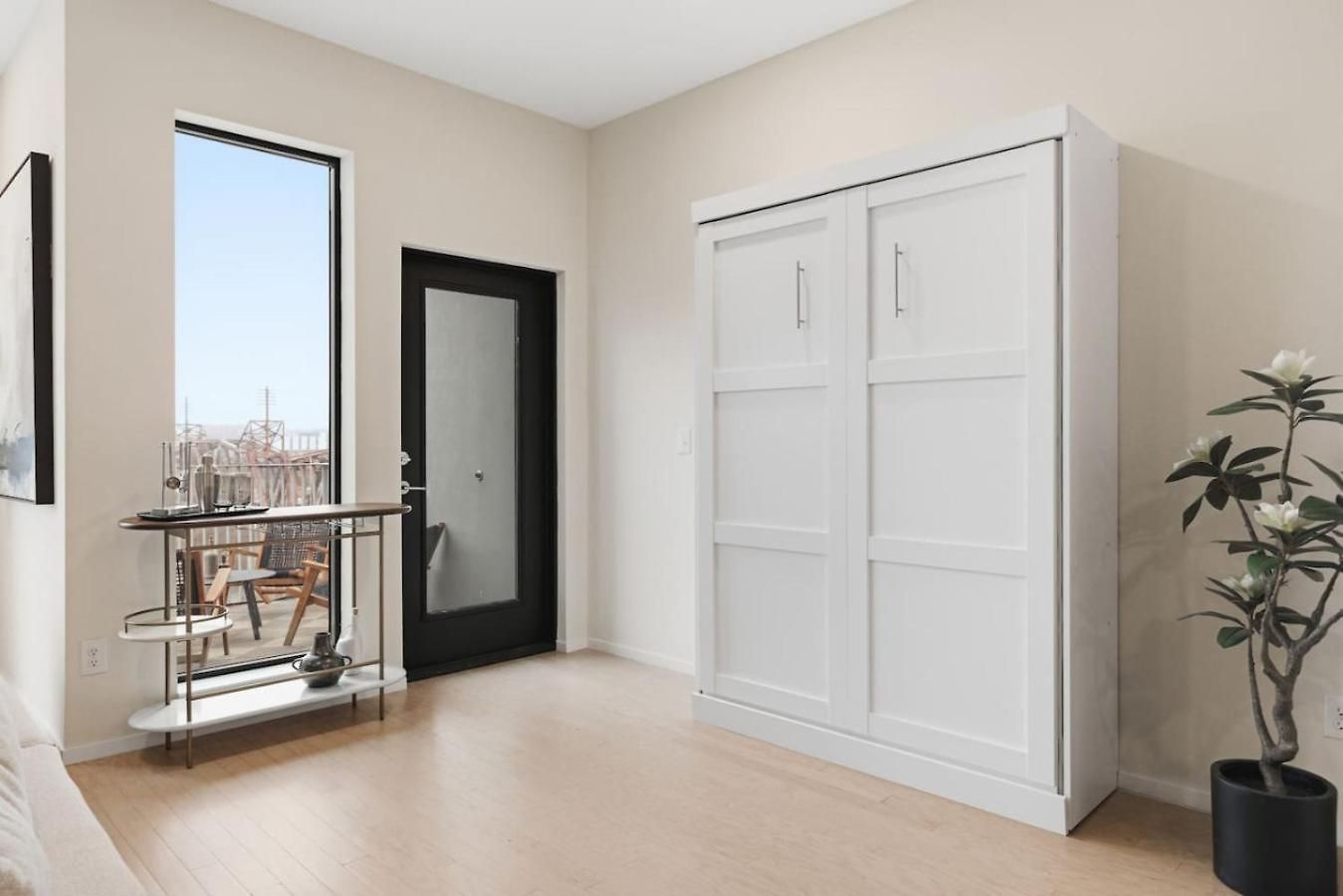 Penthouse River View With Patio And Parking Near Downtown *