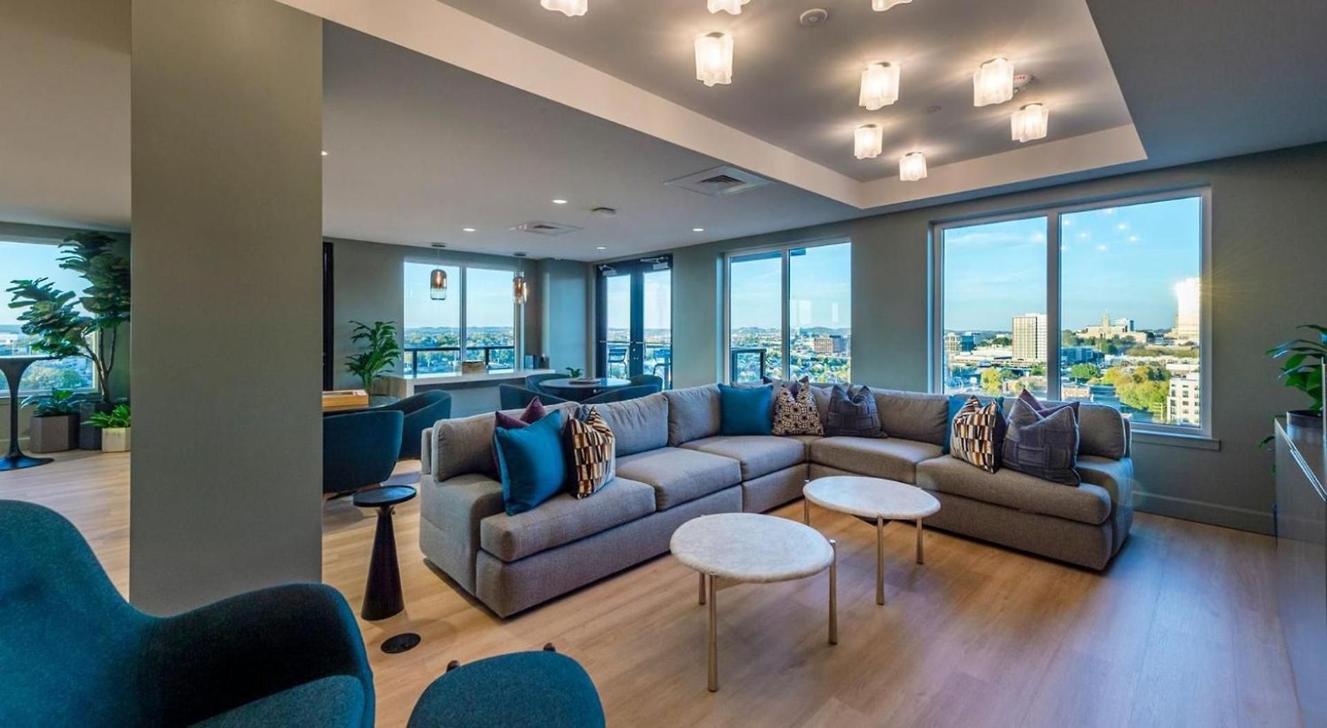 Landing Stunning 2bd Gym Pool * Nashville