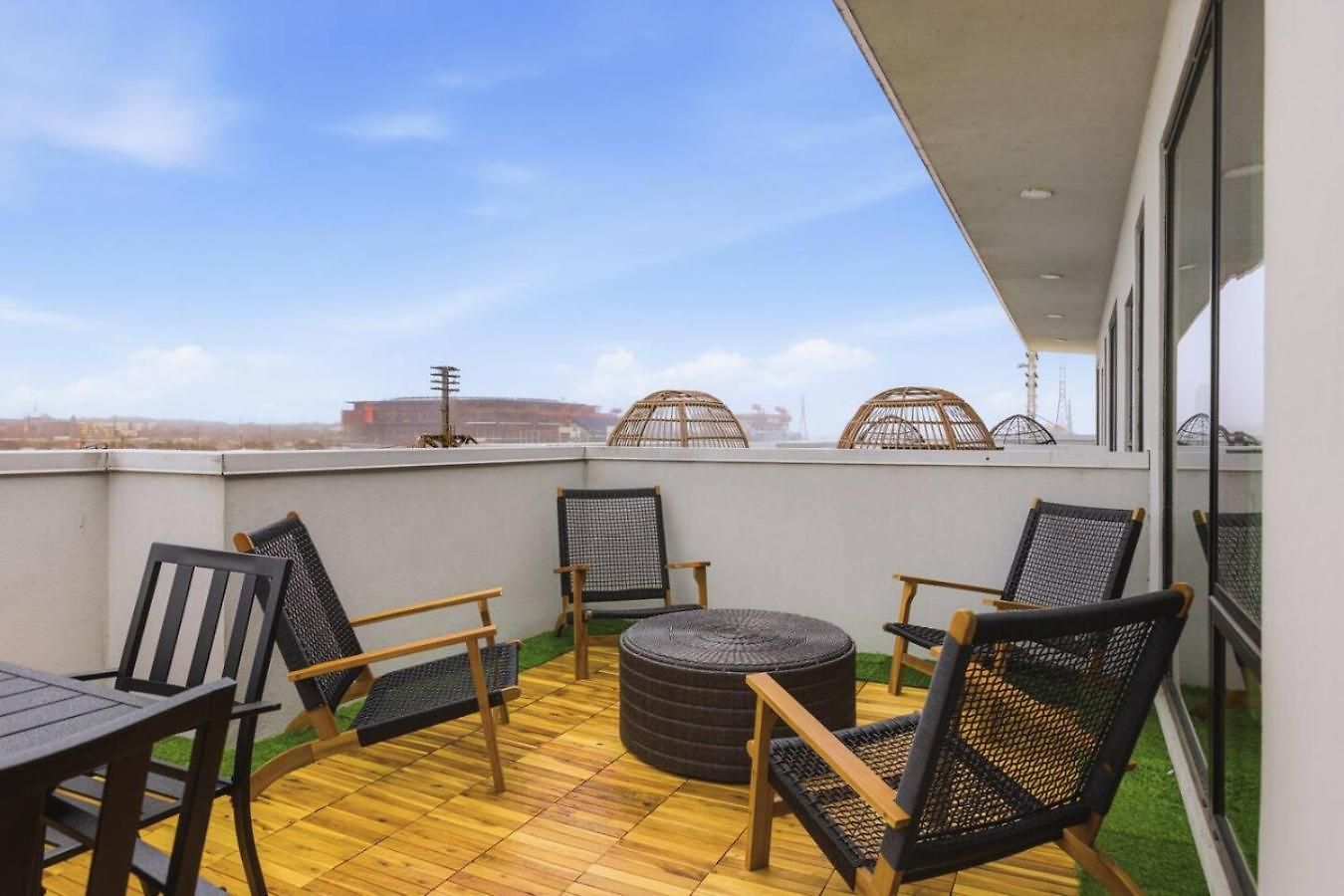 Penthouse River View With Patio And Parking Near Downtown *