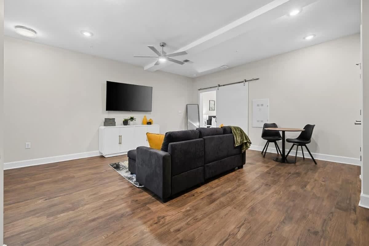 Modern 1br Walk To Gulch And Broadway
