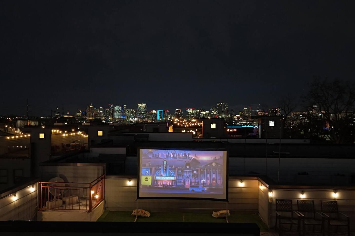 Modern Luxe Townhome With Rooftop Cinema Apartment