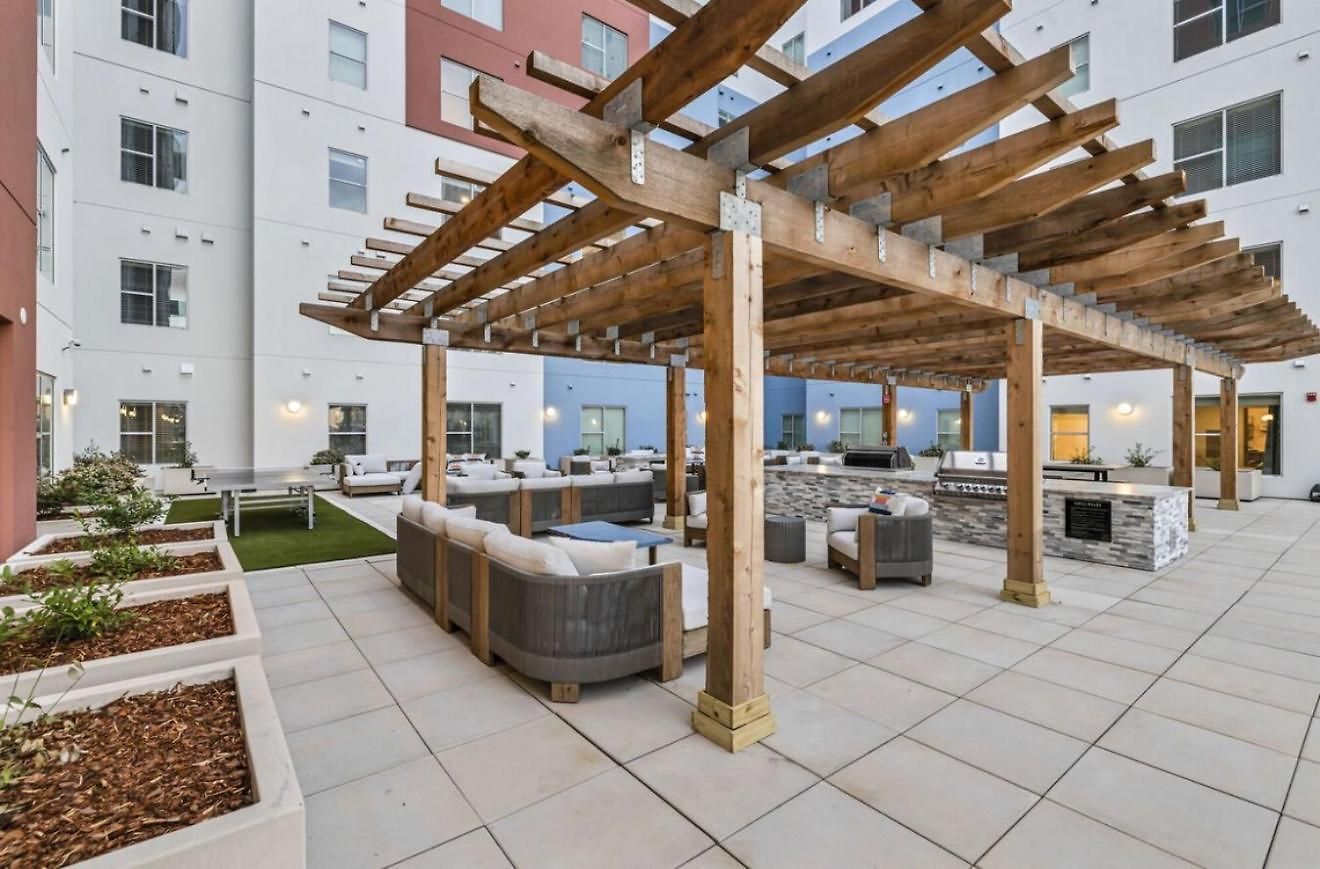 Apartment Posh Castle Pool Gym Parking *
