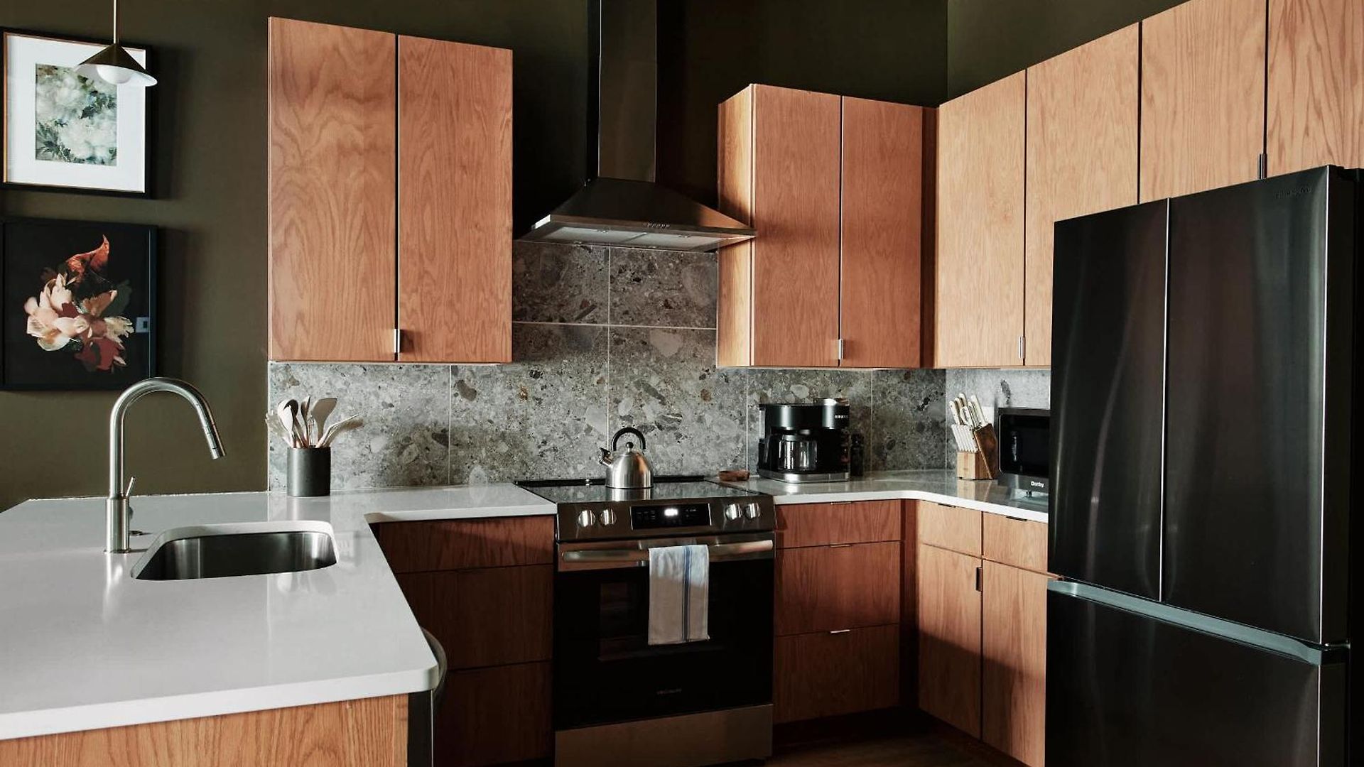 Dreamy With Fireplace, Rooftop, Gym, Parking, Sleeps 5 With King Bed, Sleeper Sofa, Hidden Bunk, Shared Rooftop And Gym, Free Dedicated Parking, Minutes To Broadway, Five Points & Grand Ole Opry, 24 Hr Hospitality