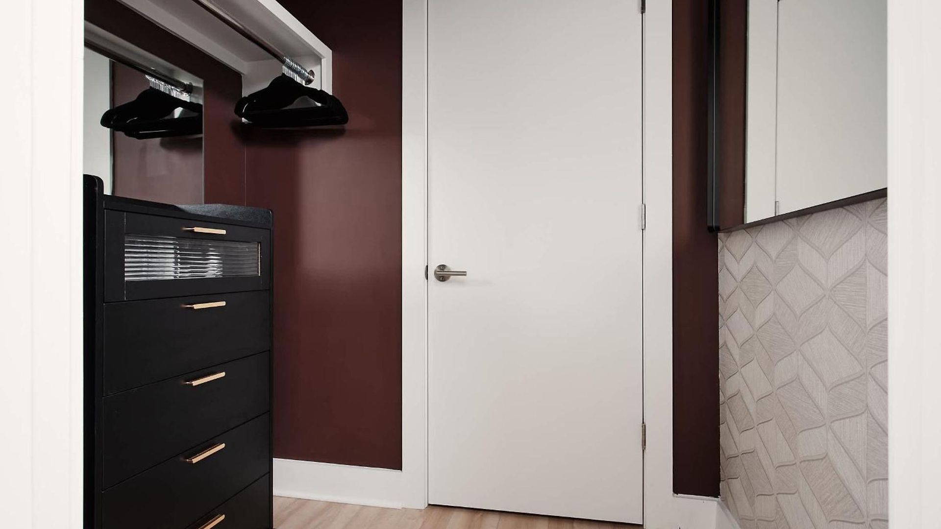 Dreamy With Fireplace, Rooftop, Gym, Parking, Sleeps 5 With King Bed, Sleeper Sofa, Hidden Bunk, Shared Rooftop And Gym, Free Dedicated Parking, Minutes To Broadway, Five Points & Grand Ole Opry, 24 Hr Hospitality