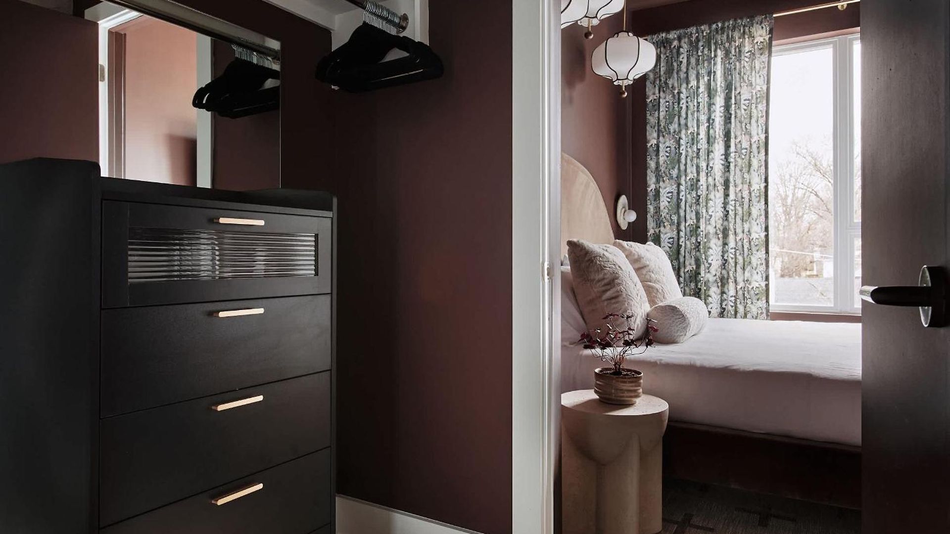 Dreamy With Fireplace, Rooftop, Gym, Parking, Sleeps 5 With King Bed, Sleeper Sofa, Hidden Bunk, Shared Rooftop And Gym, Free Dedicated Parking, Minutes To Broadway, Five Points & Grand Ole Opry, 24 Hr Hospitality Nashville