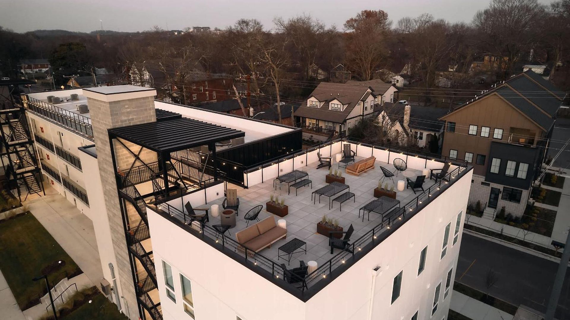 Holiday home Dreamy With Fireplace, Rooftop, Gym, Parking, Sleeps 5 With King Bed, Sleeper Sofa, Hidden Bunk, Shared Rooftop And Gym, Free Dedicated Parking, Minutes To Broadway, Five Points & Grand Ole Opry, 24 Hr Hospitality