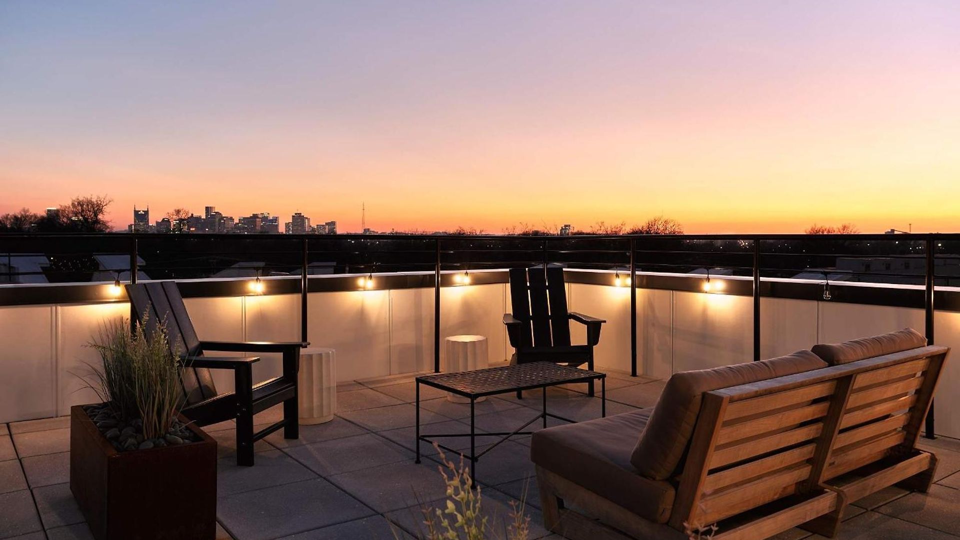 Dreamy With Fireplace, Rooftop, Gym, Parking, Sleeps 5 With King Bed, Sleeper Sofa, Hidden Bunk, Shared Rooftop And Gym, Free Dedicated Parking, Minutes To Broadway, Five Points & Grand Ole Opry, 24 Hr Hospitality Holiday home Nashville