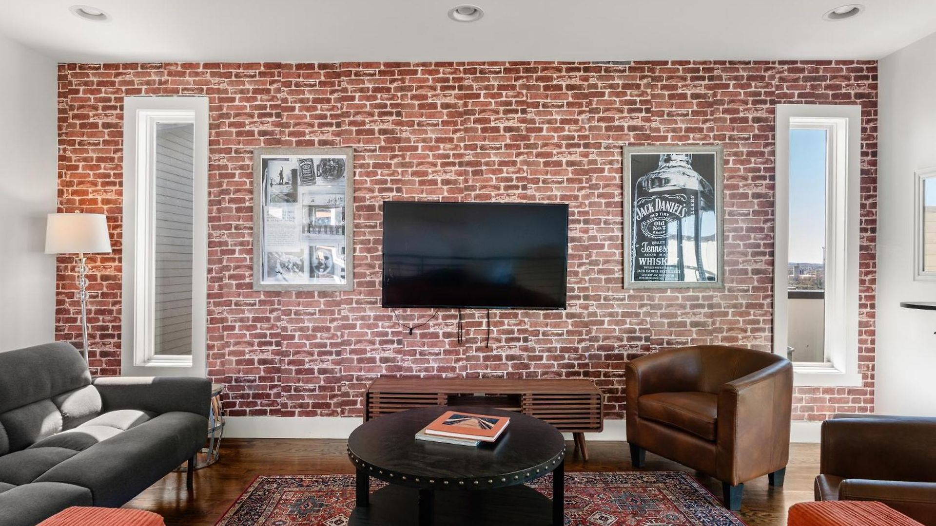 Downtown Views With Rooftop Golf Grill And Firepit Only 8min To Broadway Holiday home *
