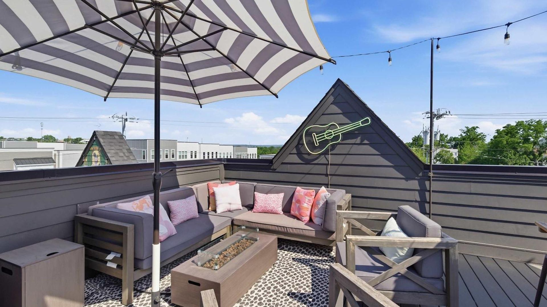 Designer Single Family House-rooftop- Hot Tub *