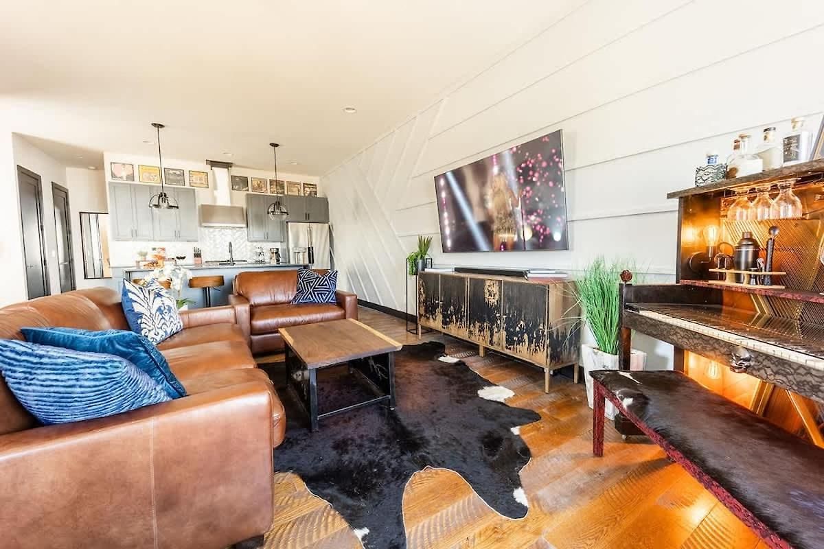 Luxe-broadway Getaway-heart Of Gulch-mins To Broadway Holiday home Nashville