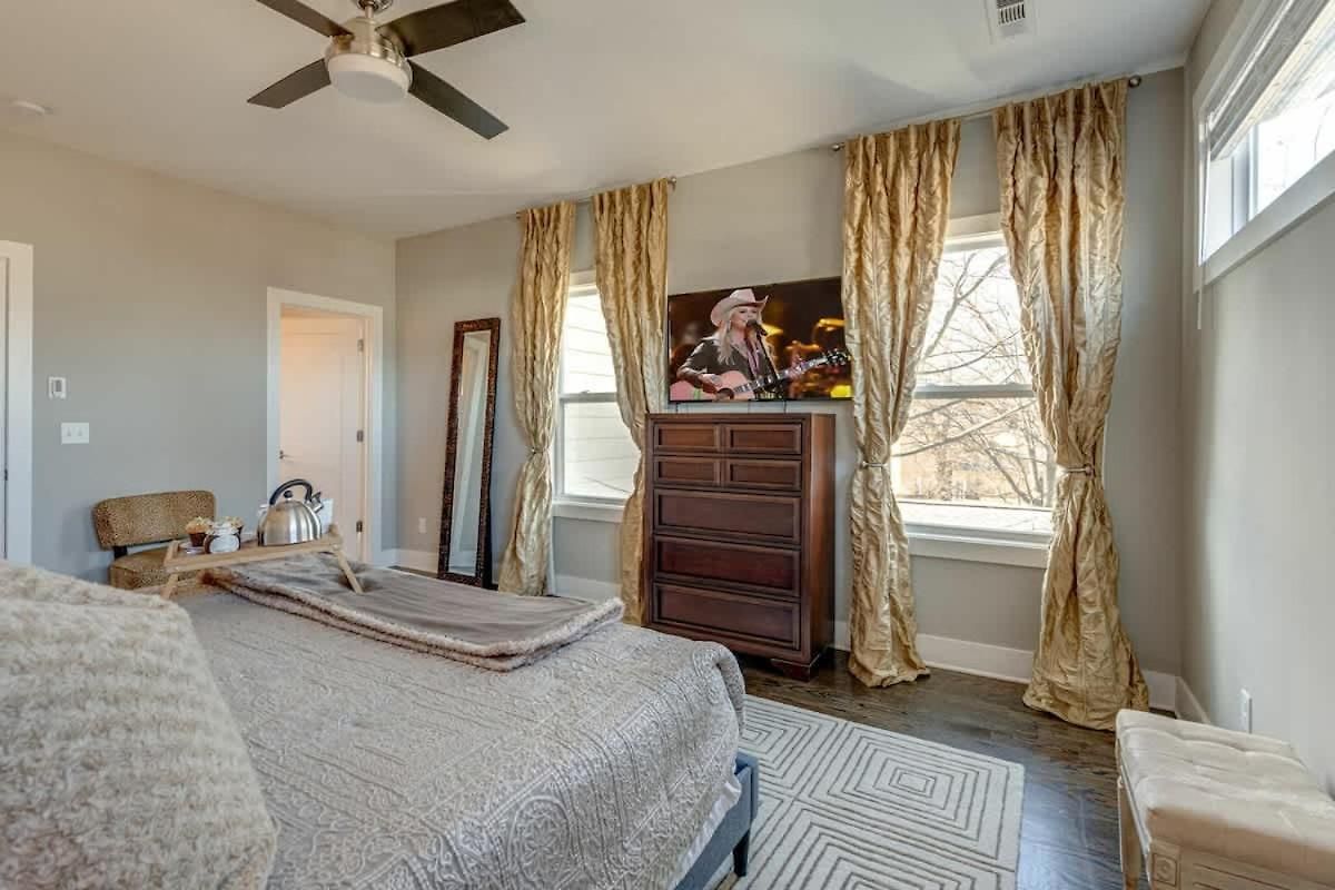Cultured Coach - Music Row - Mins To Downtown *