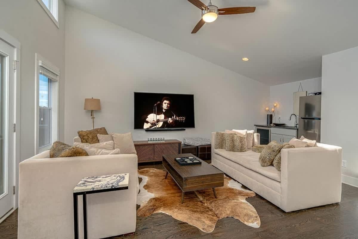 Cultured Coach - Music Row - Mins To Downtown *