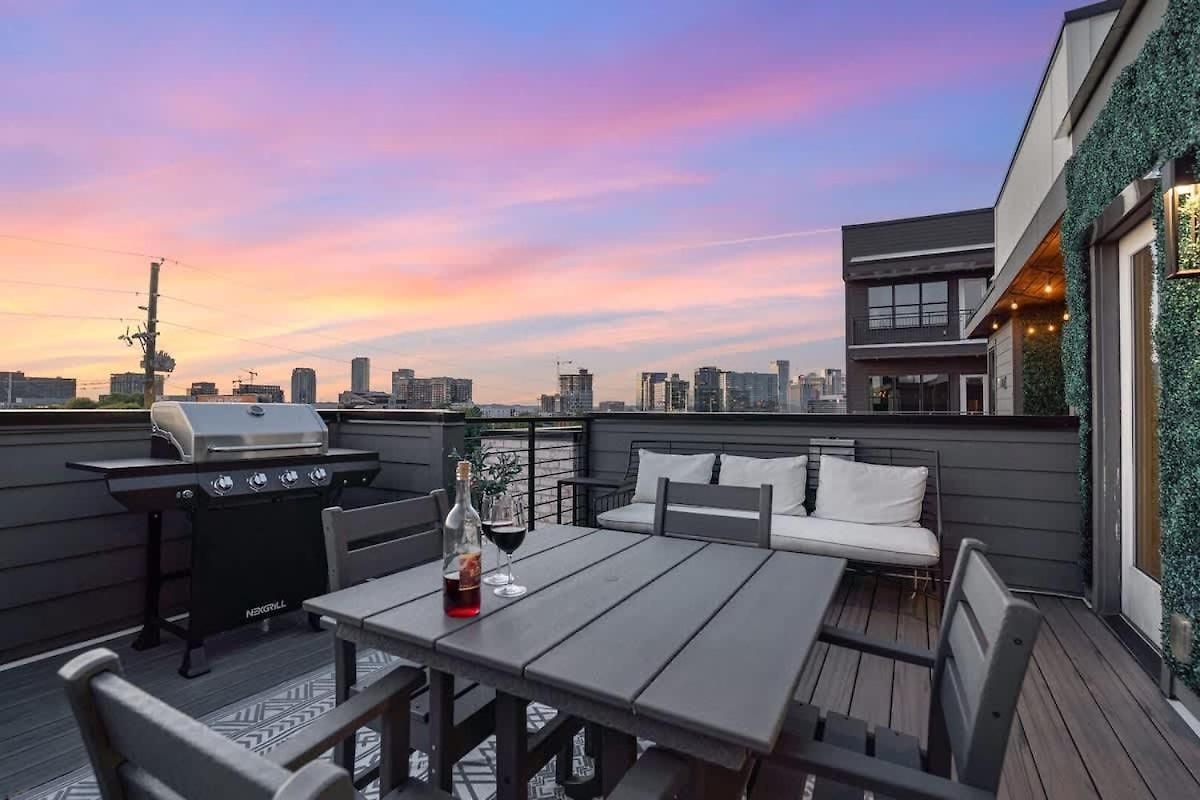 Luxe-cowboy Country-patio Hot Tub-downtown Living *