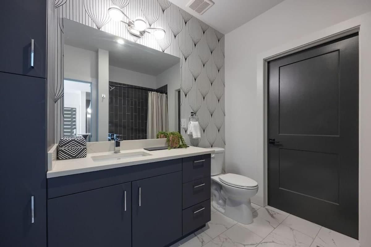 Penthouse Blues-odyssey-pool & Gym-mins 2 Broadway *