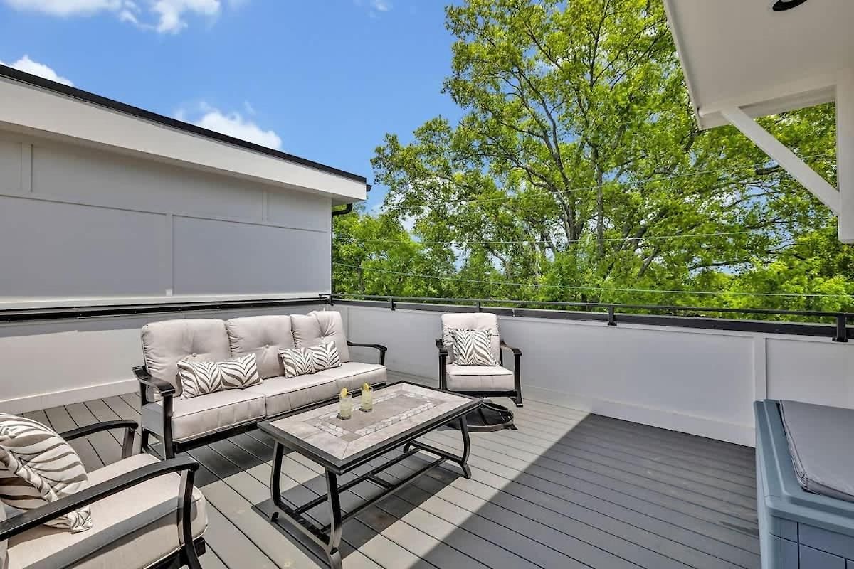 Alto-private Rooftop Deck-8 Mins To Broadway Holiday home Nashville