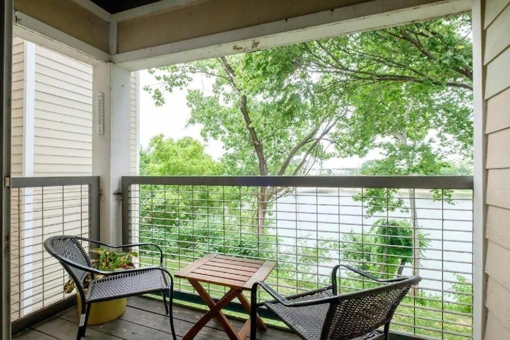 Apartment Riverfront Near Downtown