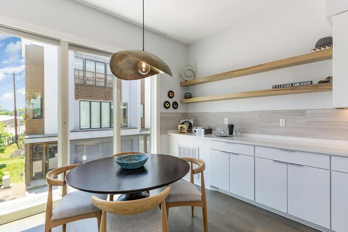 Notes - Sleeps 8 - Mins To Broadway! Holiday home