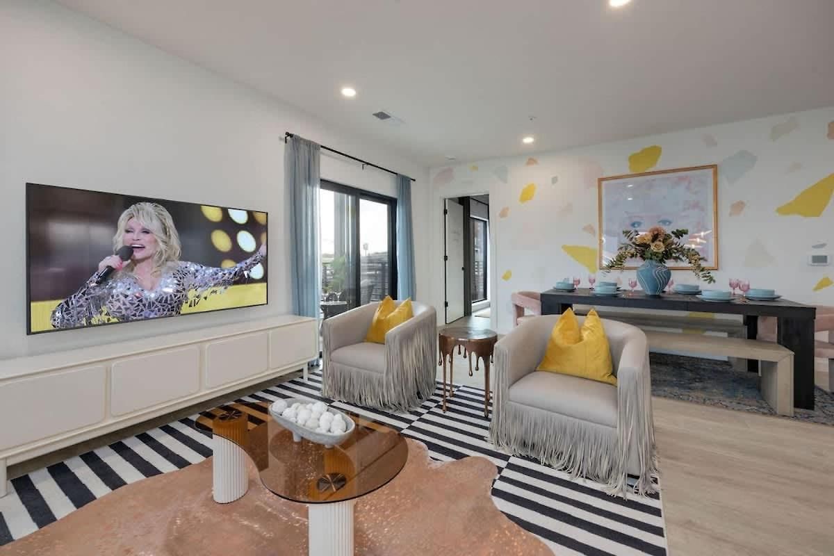 Hyve-the Dolly Parton Experience-private Balcony *