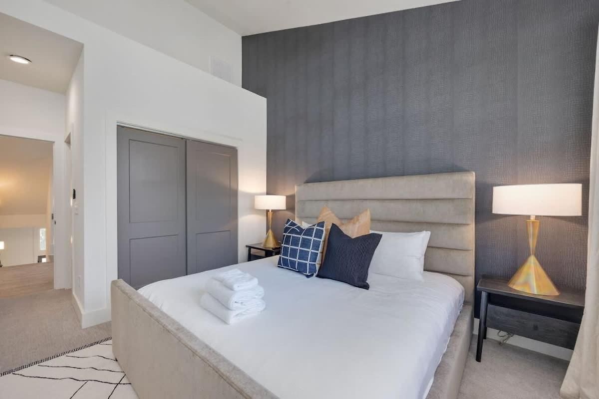 Enchant - Stunning Views - Modern Luxe Holiday home *