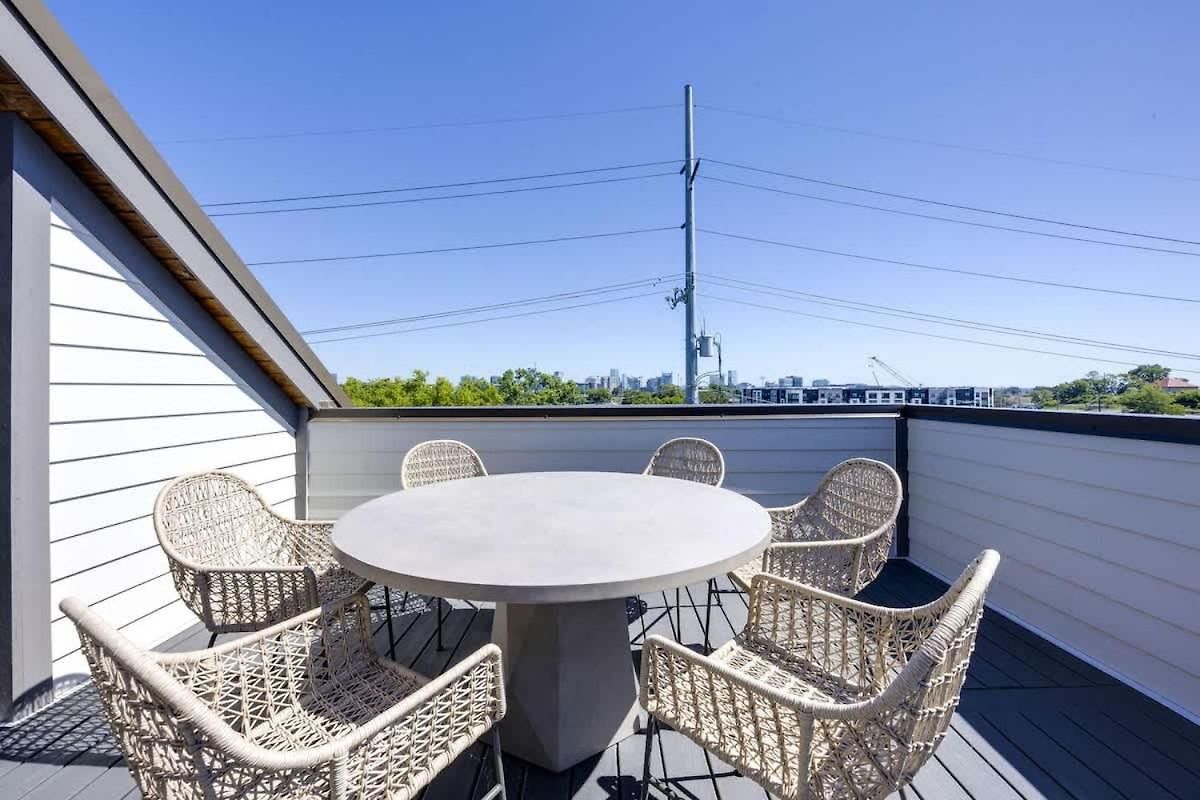 Enchant - Stunning Views - Modern Luxe *