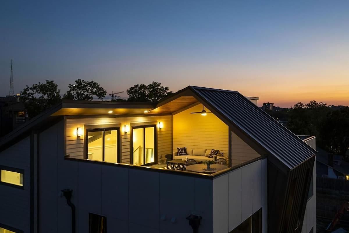 Enchant - Stunning Views - Modern Luxe Holiday home