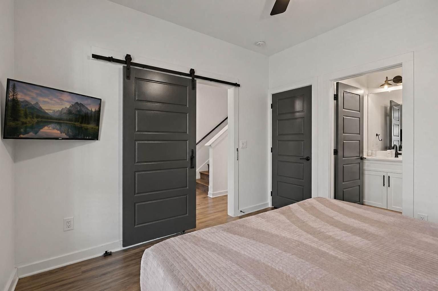 Charmer - Private Rooftop - Sleeps 14 *