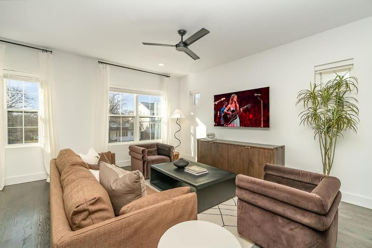 Sunspire-private Deck-in East *