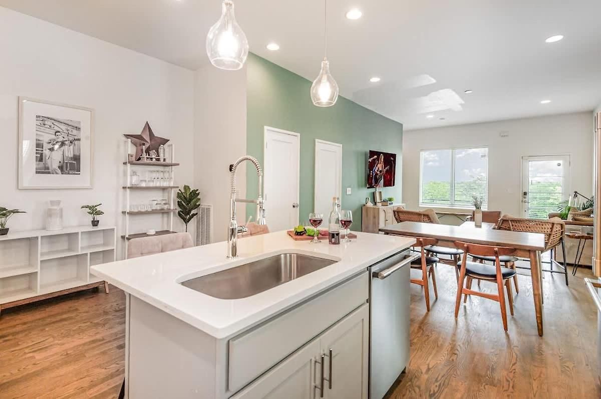 Double Time - Ping-pong Table - Mins To Germantown Holiday home
