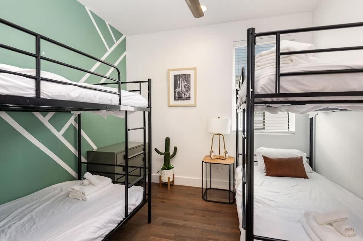 Hurst House - 4 Stylish Homes - Mins To Germantown Holiday home