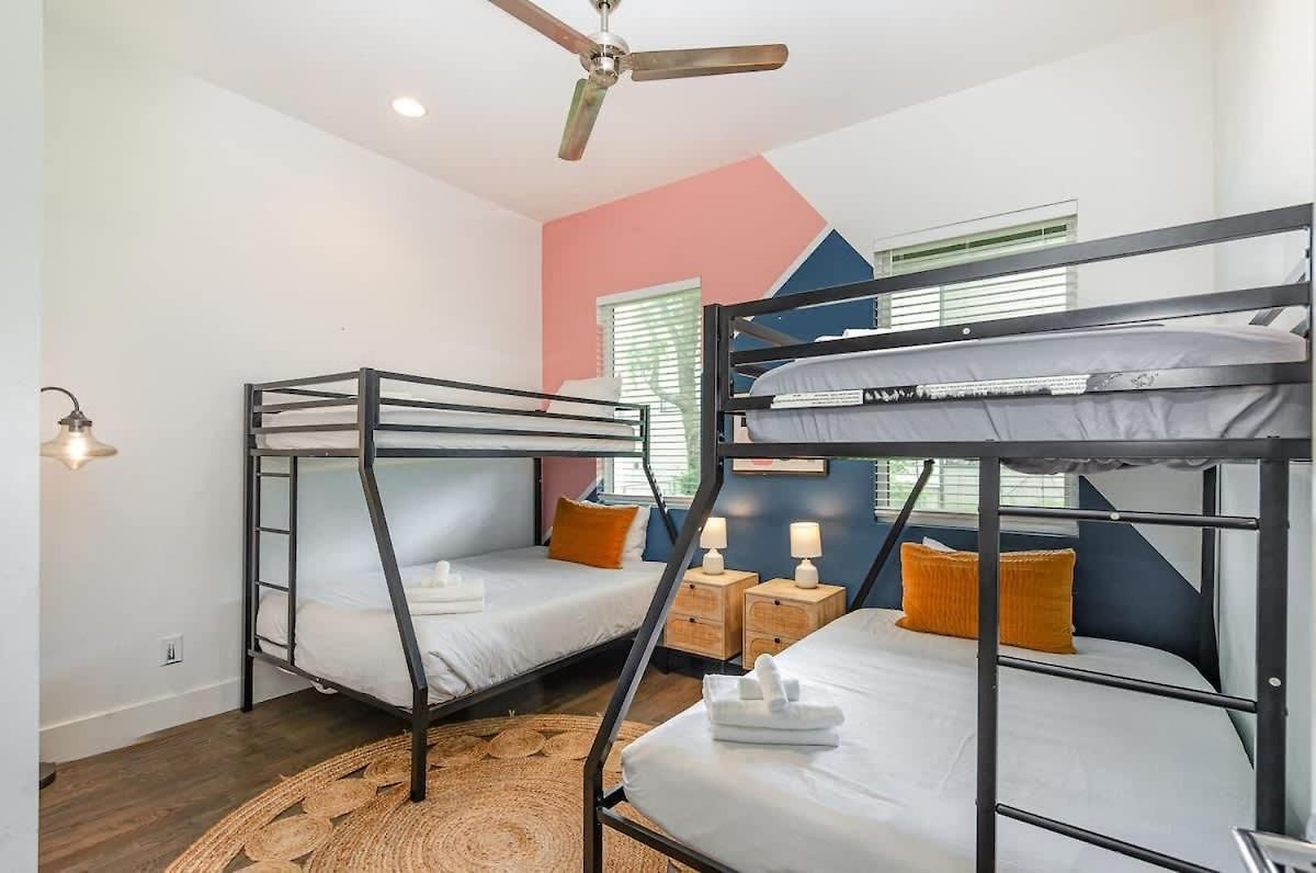 Holiday home Hurst House - 4 Stylish Homes - Mins To Germantown *