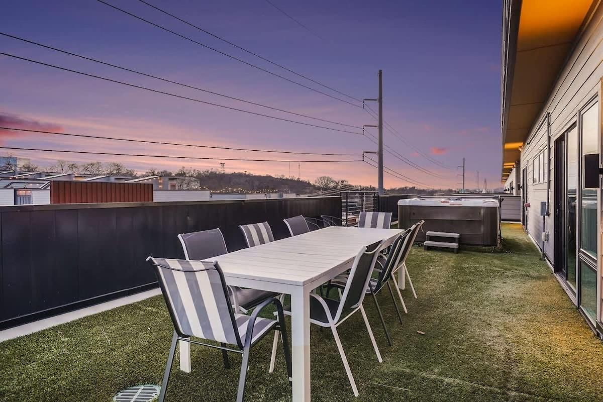 Holiday home Sunset-expansive Patio & Hot Tub-mins To Broadway *