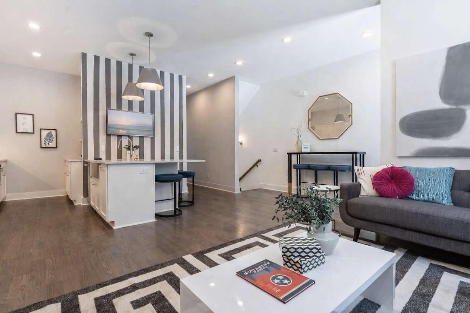 King Bed - Parking - 3 Miles To Lower Broadway Holiday home Nashville