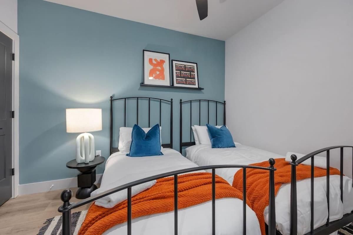 Twin Notes - Odyssey - 2 Units - Mins To Broadway *
