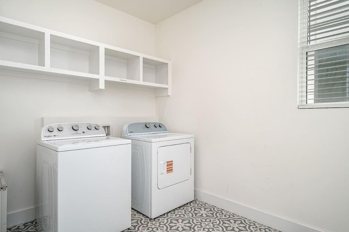 Riff & Rest - 2 Stylish Homes - Mins To Germantown
