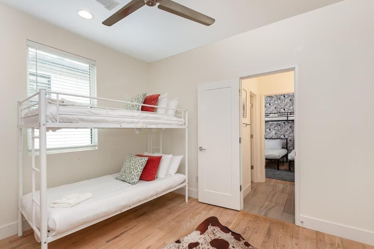 Hurst House - 4 Stylish Homes - Mins To Germantown Holiday home