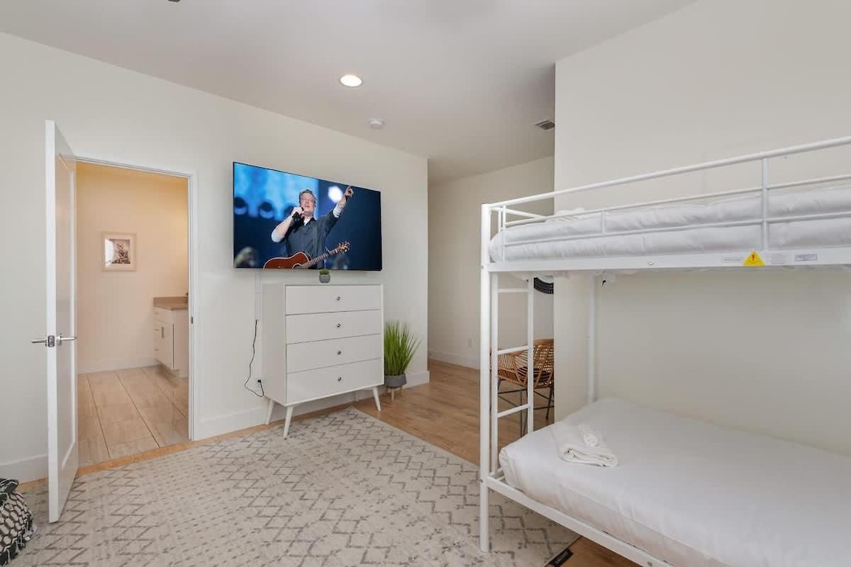 Holiday home Hurst House - 4 Stylish Homes - Mins To Germantown