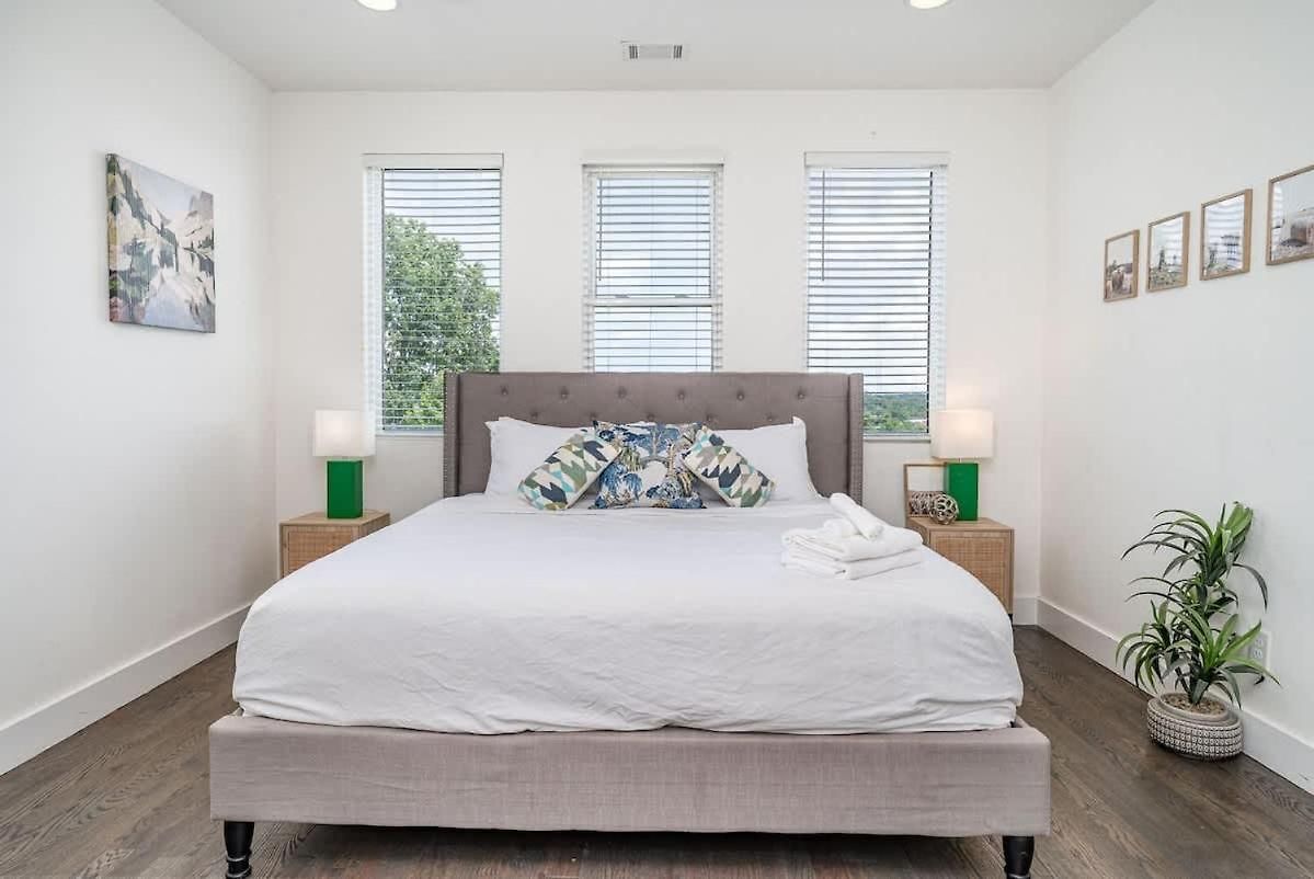 Holiday home Hurst House - 4 Stylish Homes - Mins To Germantown