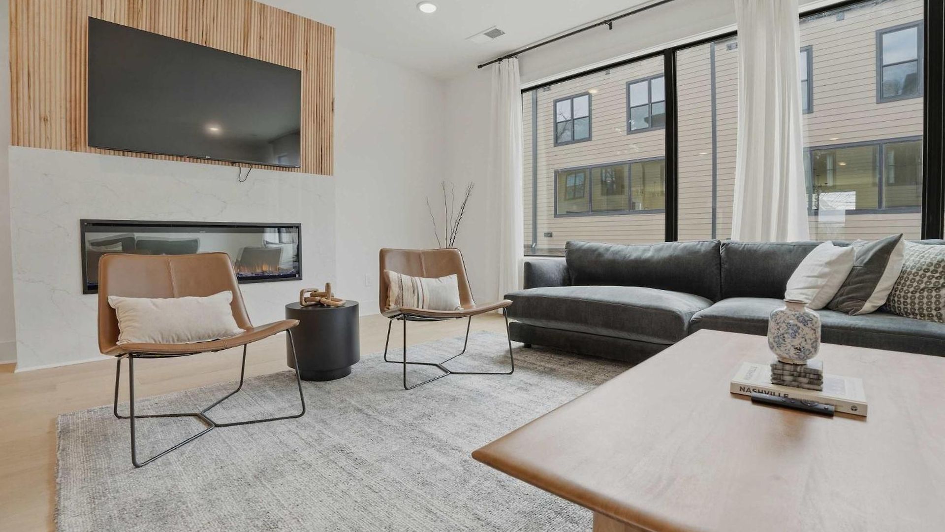 New Stylish Nash Townhouse W Hot Tub & Rooftop