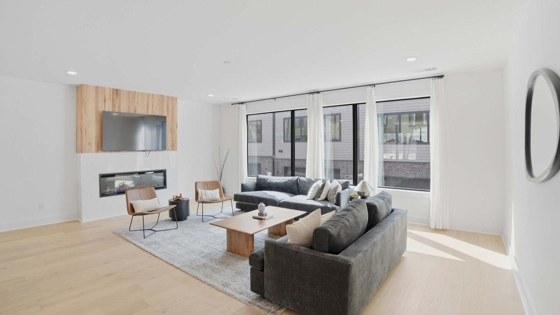 New Stylish Nash Townhouse W Hot Tub & Rooftop * Nashville