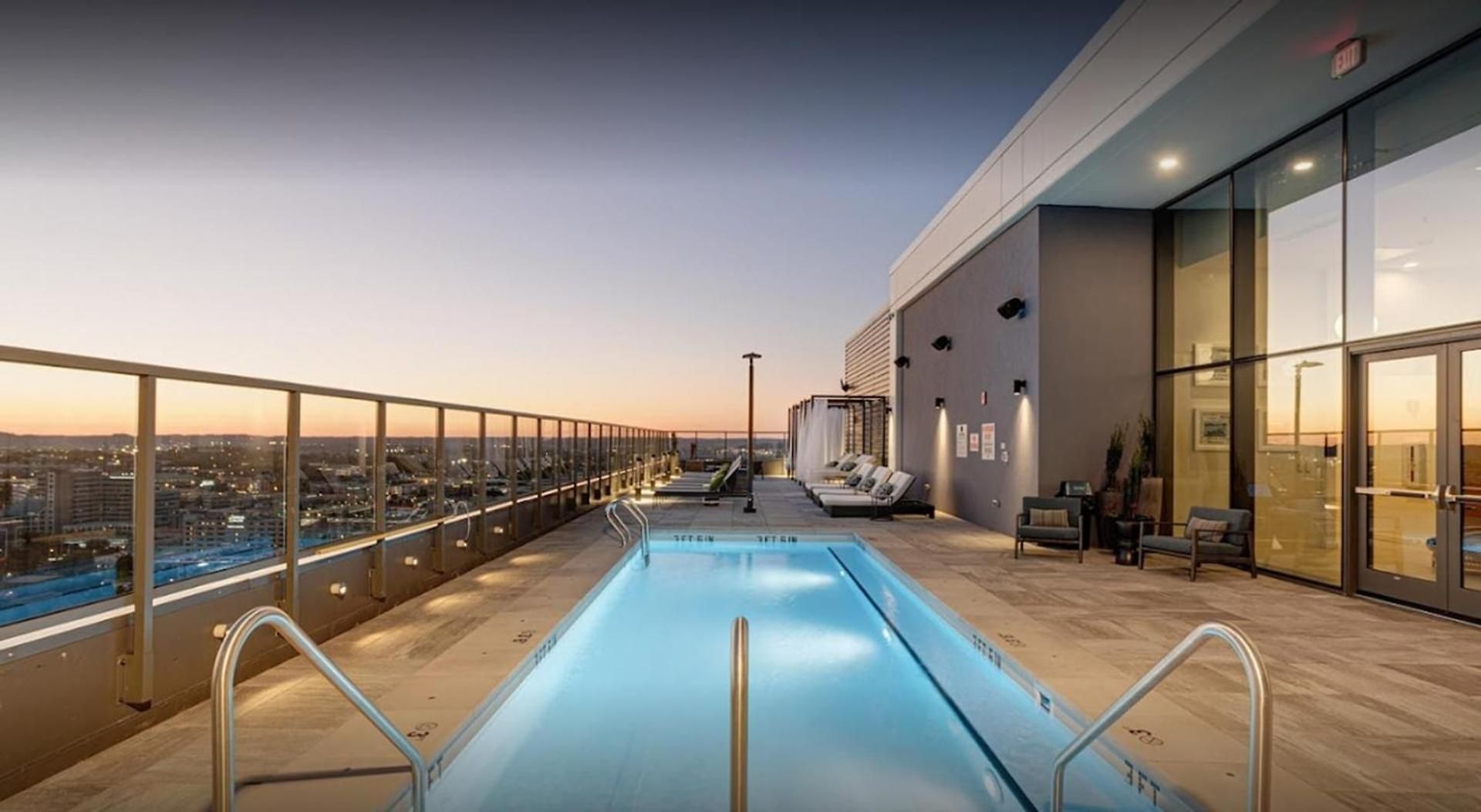 Landing Amazing 2bd Pool Rooftop Lounge *