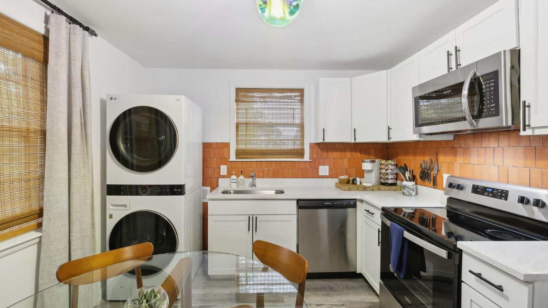 Vibey Unit In Duplex Apartment *