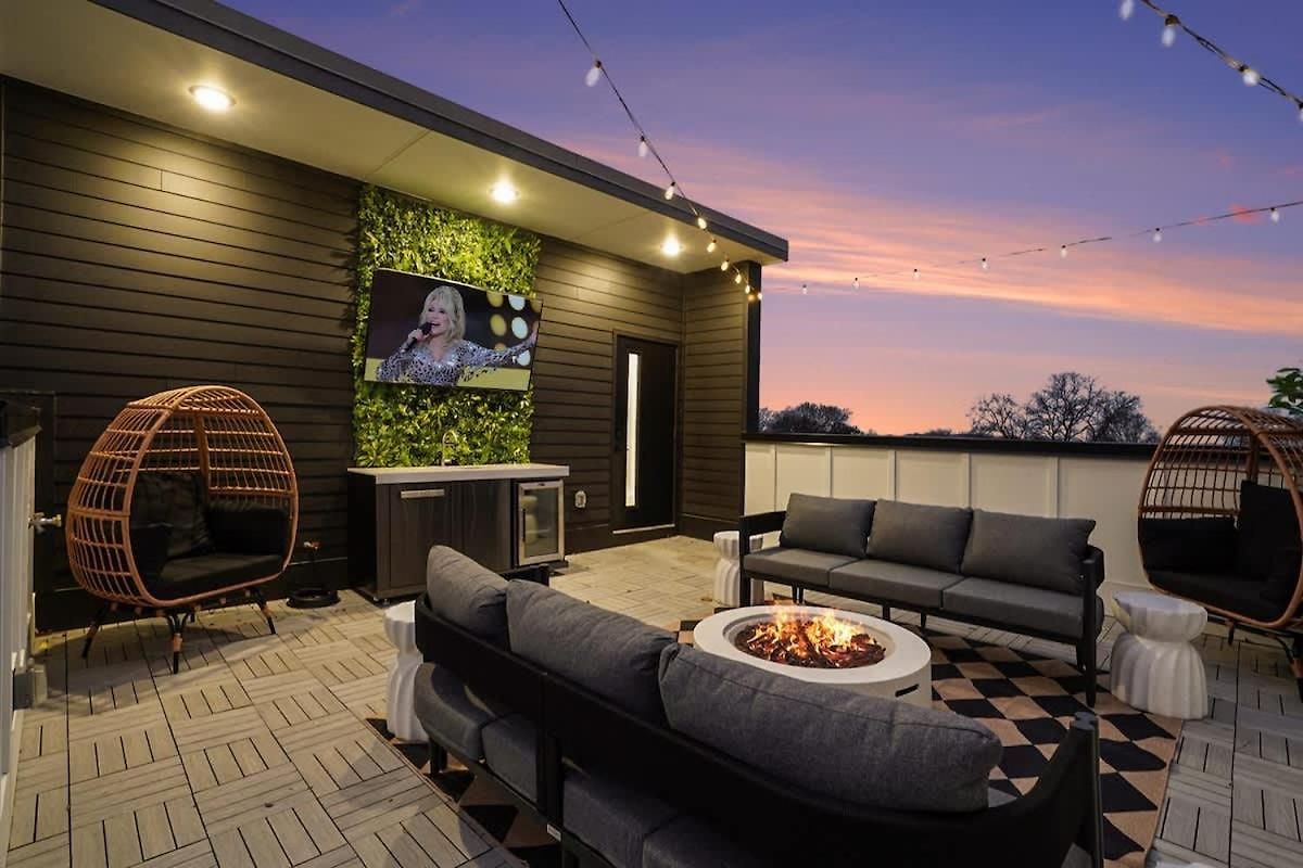Halo-rooftop Patio & Game Room-mins To Broadway Holiday home Nashville