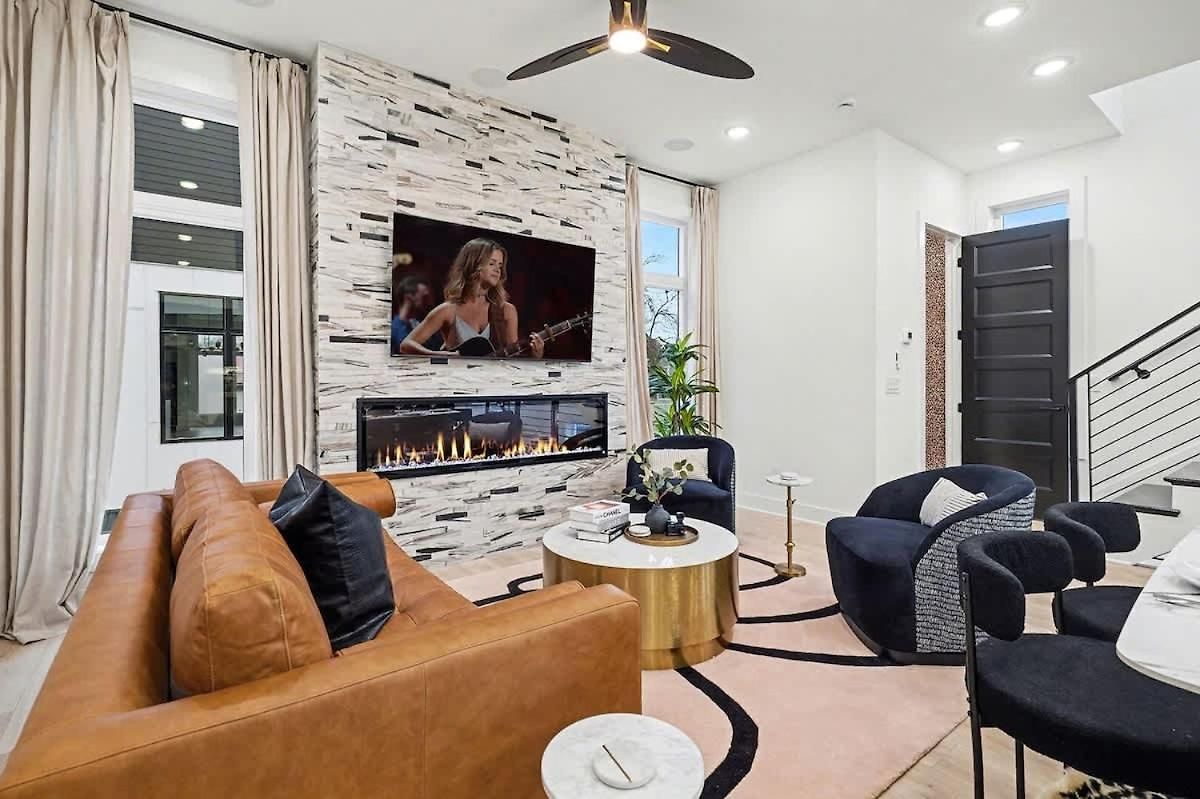Halo-rooftop Patio & Game Room-mins To Broadway Holiday home Nashville