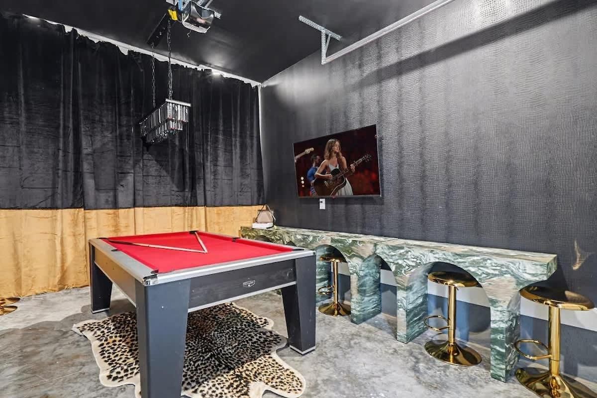 Holiday home Halo-rooftop Patio & Game Room-mins To Broadway